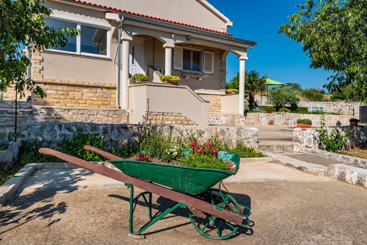 Holiday Home Ante With Beautiful Private Garden Nadin Buitenkant foto